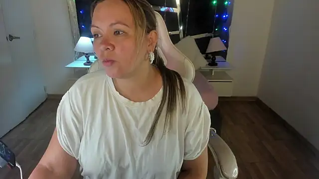 Snapshot of victoria_rosse520 chatting on February 2025 08:32:02 PM victoria rosse520 online show from February 2025 08:32:02 PM