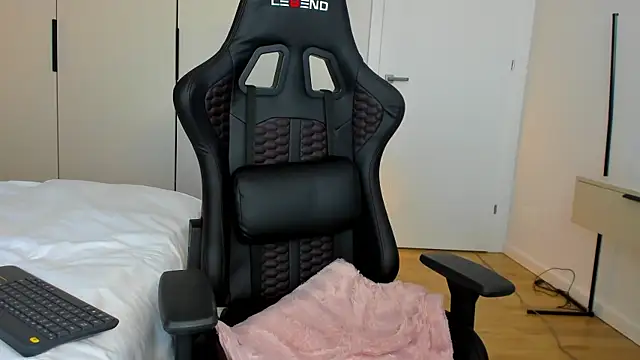 Snapshot of june_desire chatting on January 2025 02:04:01 PM june desire online show from January 2025 02:04:01 PM