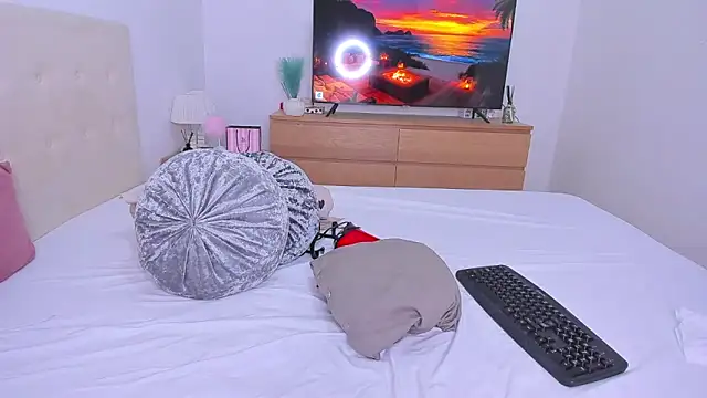 Snapshot of Your_Girl69XXX chatting on November 2025 10:32:01 PM Your Girl69XXX online show from November 2025 10:32:01 PM