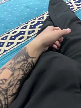 Snapshot of Aden_P2 chatting on November 2025 10:43:02 PM Aden P2 online show from November 2025 10:43:02 PM