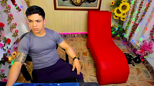 Snapshot of TheMuscularVenezuelanMan chatting on September 2025 07:18:01 PM TheMuscularVenezuelanMan online show from September 2025 07:18:01 PM