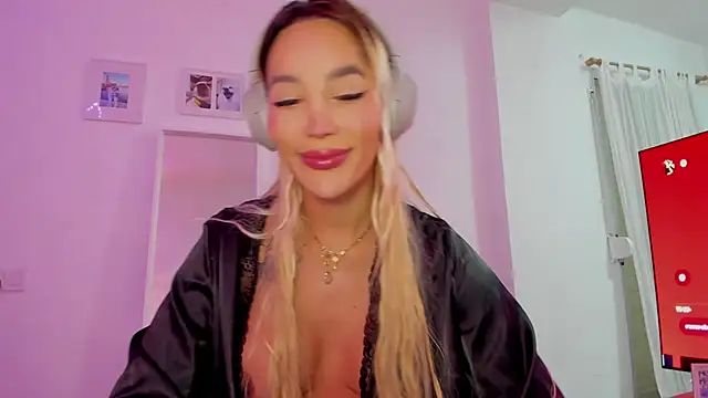 Snapshot of _viioletweekend_ chatting on December 2025 07:01:01 PM viioletweekend online show from December 2025 07:01:01 PM