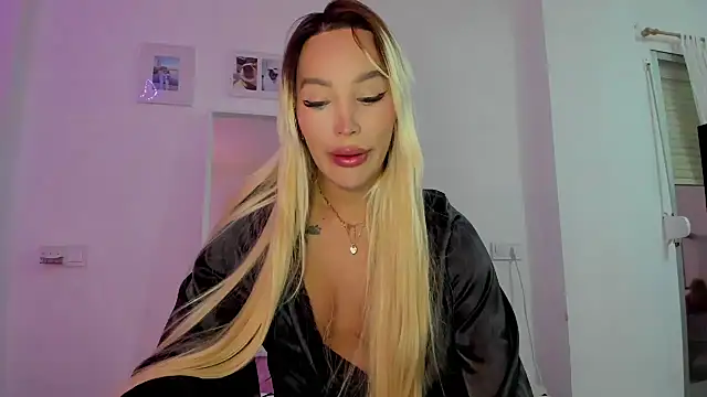 Snapshot of _viioletweekend_ chatting on November 2025 05:02:02 PM viioletweekend online show from November 2025 05:02:02 PM