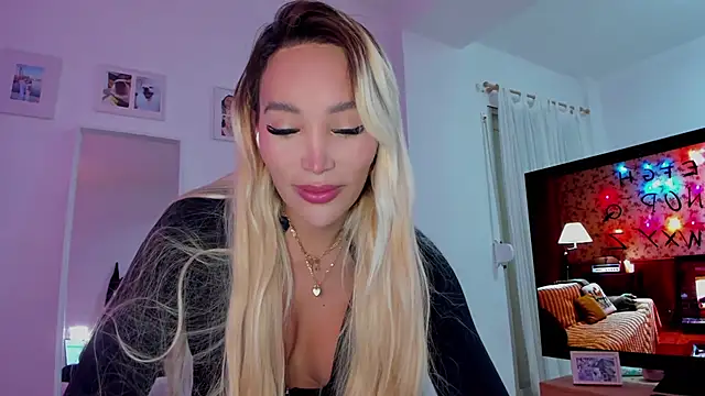 Snapshot of _viioletweekend_ chatting on December 2025 08:46:01 PM viioletweekend online show from December 2025 08:46:01 PM