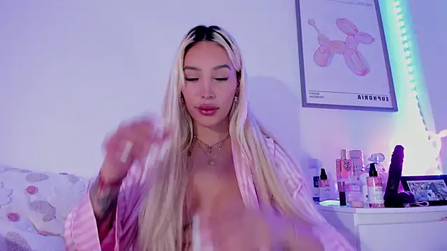 Snapshot of _viioletweekend_ chatting on March 2025 12:07:01 AM viioletweekend online show from March 2025 12:07:01 AM