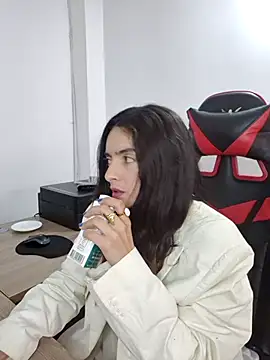 Snapshot of Sam_Sara chatting on November 2025 05:05:01 PM Sam Sara online show from November 2025 05:05:01 PM