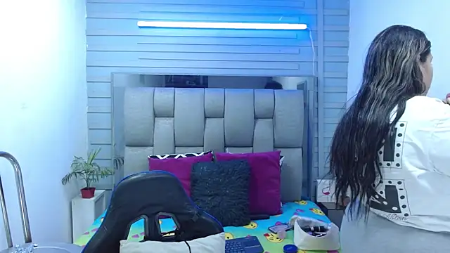 evelin zaens online show from April 2026 06:09:02 AM