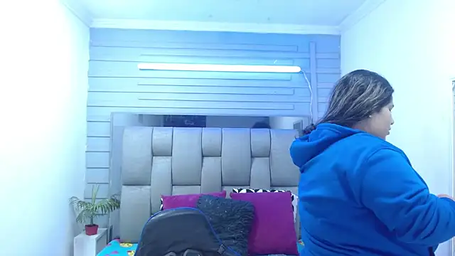 evelin zaens online show from April 2026 03:30:01 AM