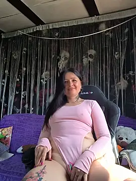 Snapshot of KikiXRed chatting on May 2026 08:21:02 AM KikiXRed online show from May 2026 08:21:02 AM