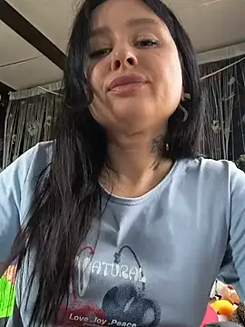 Snapshot of KikiXRed chatting on May 2026 10:24:01 AM KikiXRed online show from May 2026 10:24:01 AM