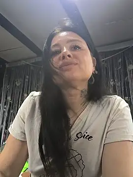 Snapshot of KikiXRed chatting on May 2026 01:43:02 PM KikiXRed online show from May 2026 01:43:02 PM