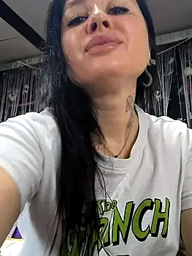 Snapshot of KikiXRed chatting on April 2026 05:14:01 AM KikiXRed online show from April 2026 05:14:01 AM