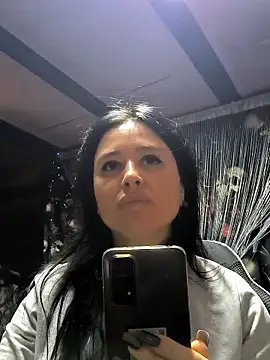 KikiXRed online show from November 2025 06:00:02 PM