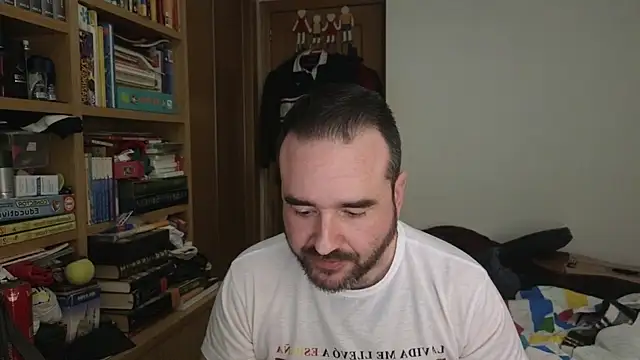 curiosillo83 online show from April 2026 08:37:02 PM