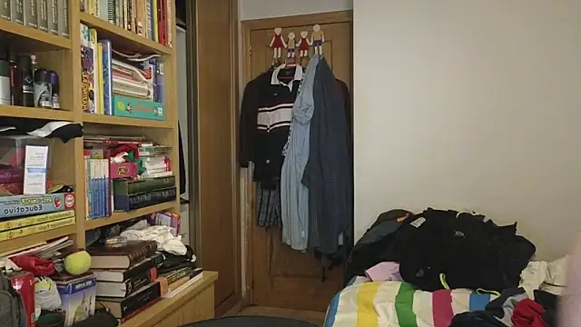 curiosillo83 online show from April 2026 01:03:01 PM