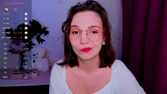 KindHazelHere  online show from April 2026 11:33:01 PM