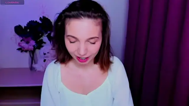 KindHazelHere  online show from May 2026 08:44:02 PM
