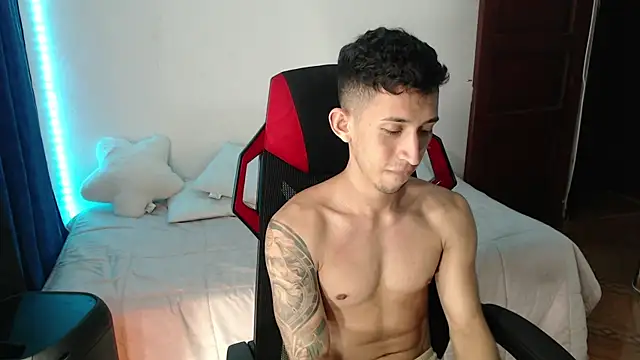 Snapshot of stevenSEX123 chatting on February 2025 01:22:01 AM stevenSEX123 online show from February 2025 01:22:01 AM