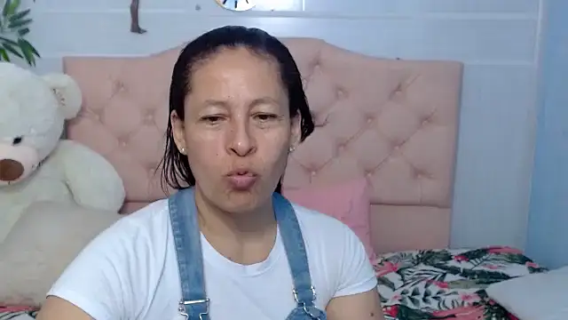 Snapshot of mature_martina chatting on September 2025 10:41:02 PM mature martina online show from September 2025 10:41:02 PM