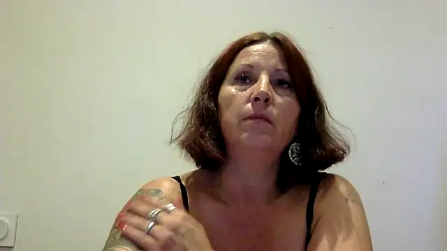Snapshot of feline27 chatting on October 2025 08:10:02 PM feline27 online show from October 2025 08:10:02 PM