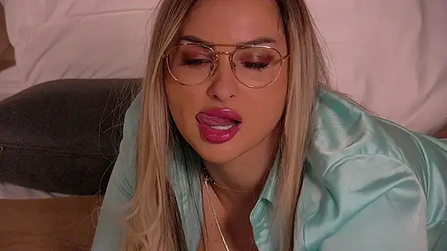 Denisse Perry online show from February 2026 10:54:01 PM