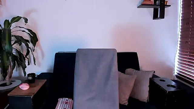 im amber online show from April 2026 12:45:01 PM