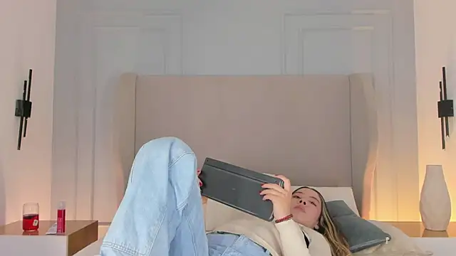 chloe d online show from April 2026 12:30:01 PM