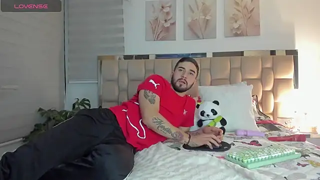 Snapshot of Vanessa_and_liam chatting on March 2025 05:46:02 AM Vanessa and liam online show from March 2025 05:46:02 AM