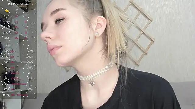 Snapshot of AutoBaby chatting on October 2025 07:27:01 AM AutoBaby online show from October 2025 07:27:01 AM