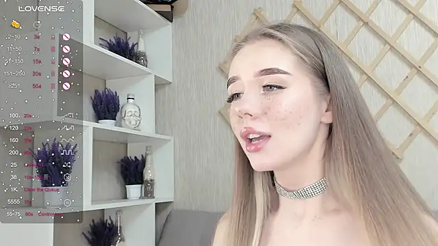 Snapshot of AutoBaby chatting on October 2025 11:45:01 AM AutoBaby online show from October 2025 11:45:01 AM