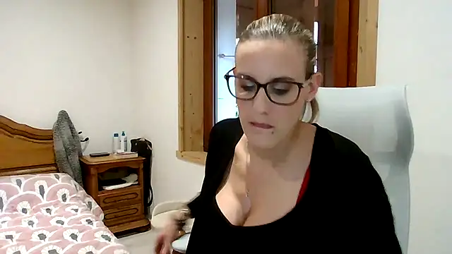 Madame Callie online show from December 2025 02:11:01 PM