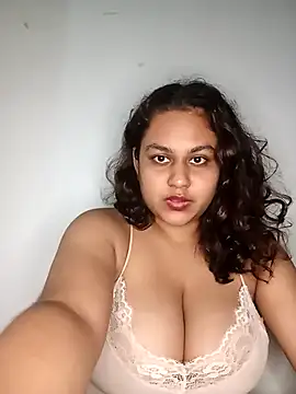 Snapshot of bumblebeegirl chatting on March 2025 06:44:02 PM bumblebeegirl online show from March 2025 06:44:02 PM