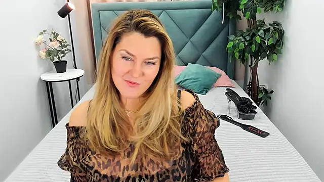 Adele Russo online show from September 2025 04:18:01 PM