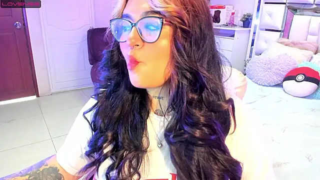 chloe bonnet online show from December 2024 05:59:01 PM