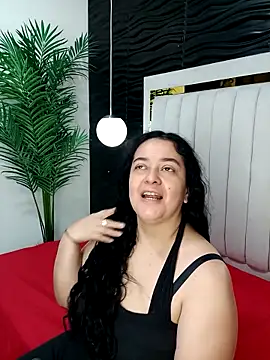 Snapshot of lucia_vonne_ chatting on February 2025 12:27:01 PM lucia vonne online show from February 2025 12:27:01 PM