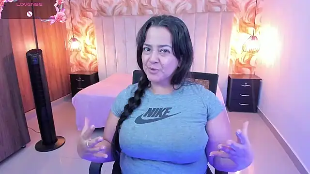 Snapshot of lucia_vonne_ chatting on May 2026 08:29:02 PM lucia vonne online show from May 2026 08:29:02 PM