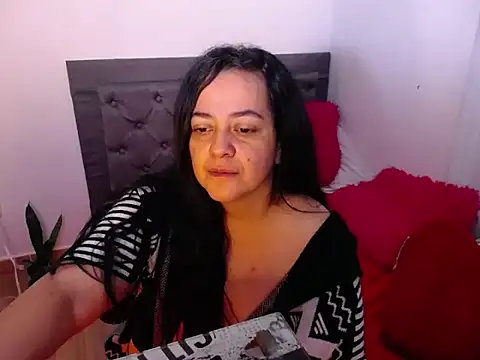Snapshot of lucia_vonne_ chatting on April 2026 09:50:01 AM lucia vonne online show from April 2026 09:50:01 AM