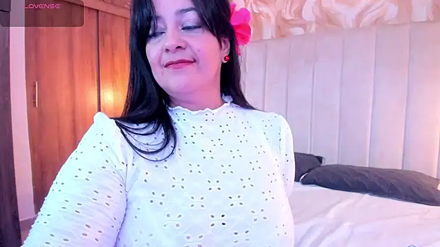 Snapshot of lucia_vonne_ chatting on May 2026 08:19:01 PM lucia vonne online show from May 2026 08:19:01 PM