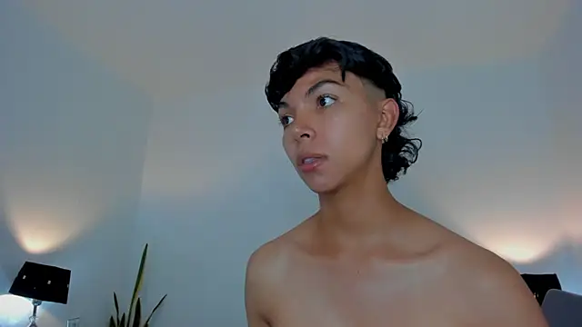 xhenisa  online show from March 2026 06:15:02 PM