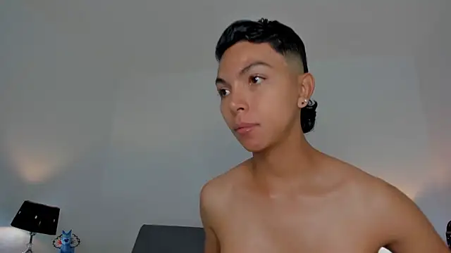 xhenisa  online show from February 2026 05:23:01 PM