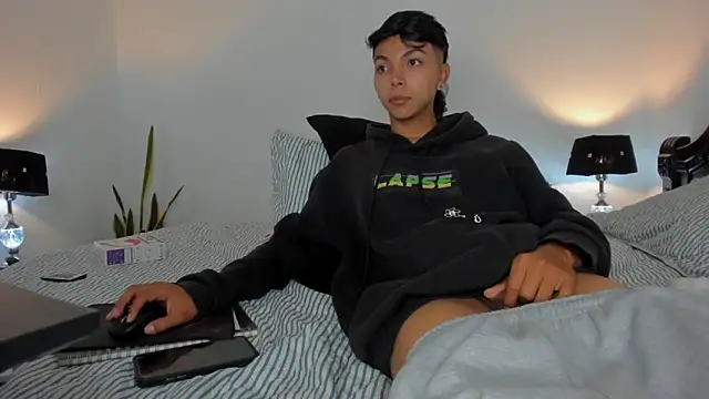 xhenisa  online show from February 2026 12:20:02 AM