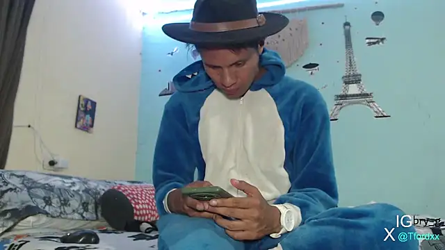 Snapshot of Tylerfordxxx chatting on December 2024 10:34:02 PM Tylerfordxxx online show from December 2024 10:34:02 PM