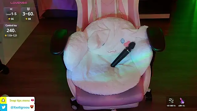 Snapshot of PetiteAngel666 chatting on February 2025 12:25:02 AM PetiteAngel666 online show from February 2025 12:25:02 AM