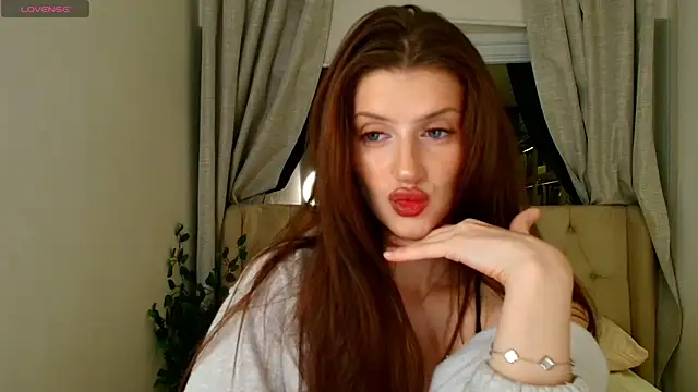 Snapshot of Skinny_Alice chatting on June 2026 01:44:02 AM Skinny Alice online show from June 2026 01:44:02 AM