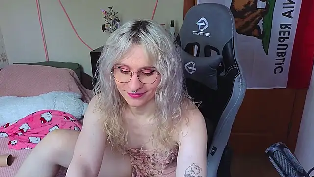 Lori Myaf online show from May 2026 02:11:02 PM