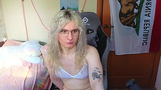 Lori Myaf online show from May 2026 02:25:01 PM