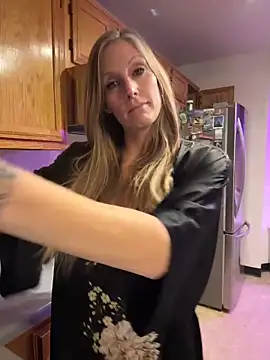 Snapshot of ItsDanniG chatting on November 2025 02:10:01 AM ItsDanniG online show from November 2025 02:10:01 AM