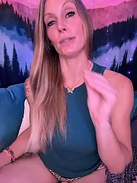 Snapshot of ItsDanniG chatting on November 2025 08:57:01 PM ItsDanniG online show from November 2025 08:57:01 PM