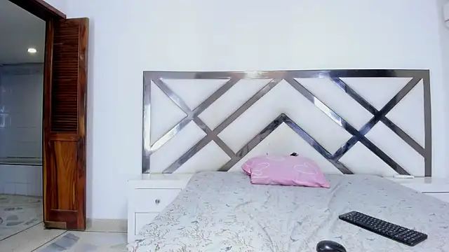 Shanelle   online show from November 2025 04:32:02 PM