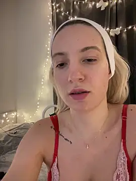 Snapshot of Ella_Charm chatting on December 2025 05:27:02 PM Ella Charm online show from December 2025 05:27:02 PM